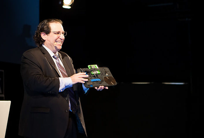 Tryck på knappen ”Steal”. Sedan är det bara att lägga utrustningen i en liten portfölj, luta dig närmare ett id-kort – och vips kan du låsa upp stängda dörrar, berättar Kevin Mitnick.