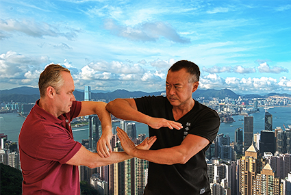 Hårda bud.  Affärsjurist Jari Vepsäläinen räds ingen i Kina efter många träningspass i wing chun, en av de mest ansedda av de mångtaliga kinsesiska kampsporterna. Hans läromästare är stormästaren i kung fu, Stephen Chan.