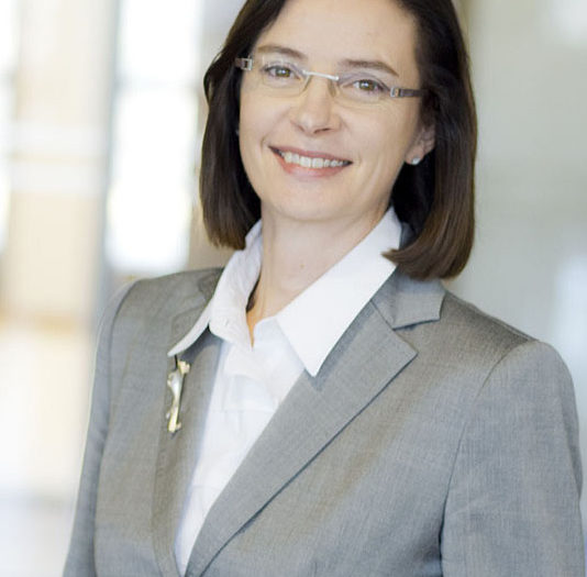 Anne Brunila är professor of practice på Hanken, med bakgrund i näringslivet, den akademiska och offentliga sektorn.