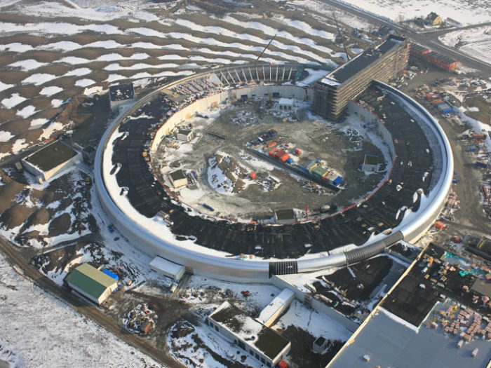 I synkrotronen Max IV nära Lund skapar en laser extremt korta elektronpulser som accelereras nära ljusets hastighet. Kraftfulla magneter böjer elektronernas bana, vilket möjliggör forskning i molekylära strukturer och ytor på en aldrig tidigare skådad detaljnivå. Foto: Perry Nordeng