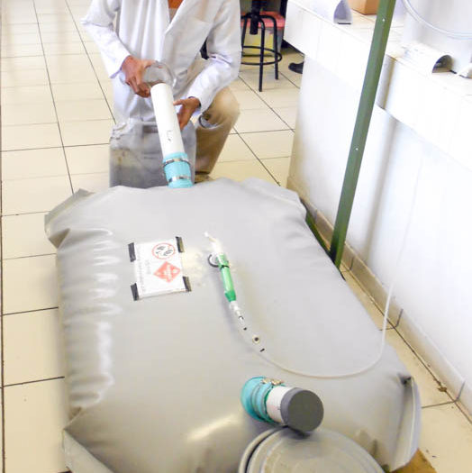 Vid Gadjah Mada University i Yogyakarta, Indonesien utvinns biogas av restprodukter från palmoljeindustrin med en mindre biogasreaktor från FOV.