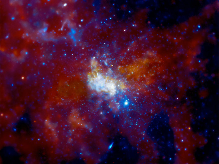 Galaxens mittpunkt. Sagittarius A* är en extremt kompakt radiokälla i Vintergatans centrum. Där lyser upphettad, glödande gas som fyrverkerier vid ytan till det oändligt mörka svarta hålet.