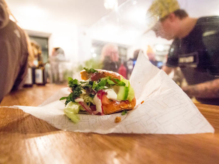 Street Gastro säljer sin mat både från food trucks och sin restaurang i Åshöjden i Helsingfors.