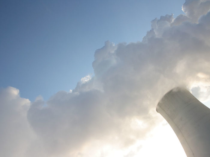 Koldioxidutsläppen har inte minskat i Europa trots att det byggts massivt med vindturbiner. Efter misslyckade försök att införa en kolskatt började utsläppshandeln i EU 2005. Koldioxidutsläppen i Europa ökade 2005-2007, och föll 2008-2012 på grund av finans- och skuldkrisen. Bild: Mostphotos