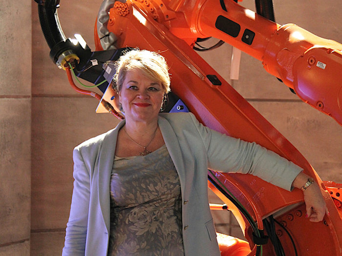 Robotförespråkare. Människa, låt roboten göra smutsjobbet! Cristina Andersson anser att Finland behöver en egen robotdal i Campus Vik. Foto: Jari Koskinen