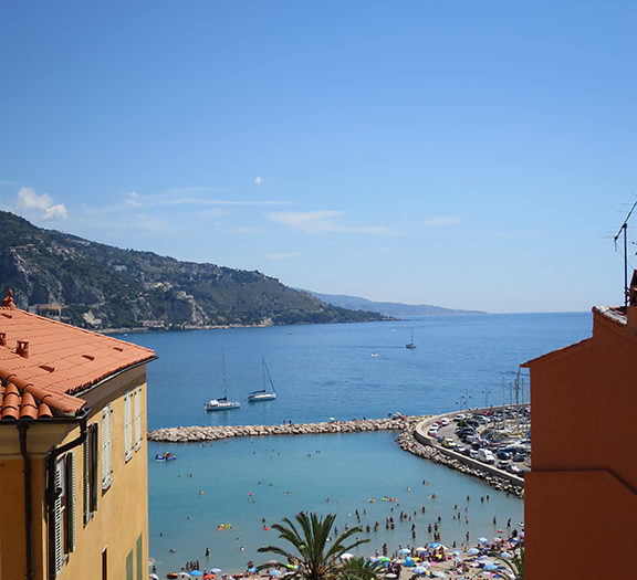 På gränsen. I franska Menton promenerar man över till italienska sidan på en kvart.