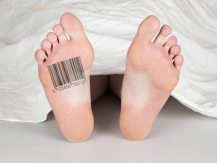 Digitalt testamente. ”Jag är död och detta är mitt sista meddelande.” Vill du raderas, önskar du att din profil lever vidare för evigt som ettor och nollor på en server, eller vore det bäst om din familj sparar ditt digitala ’jag’ på ett privat ställe?