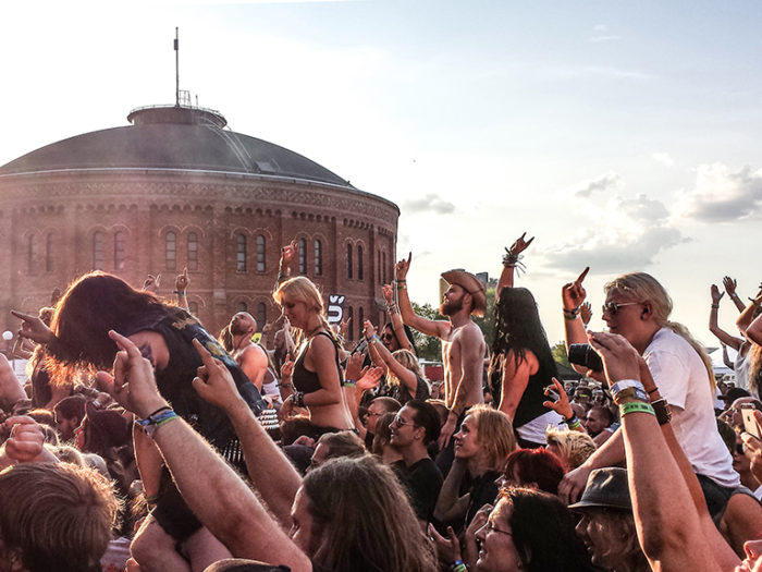 Peace, love and understanding. Europa visar att det går att kombinera frihet och ansvar inom alkoholpolitiken. I Finland tror man tvärtom.