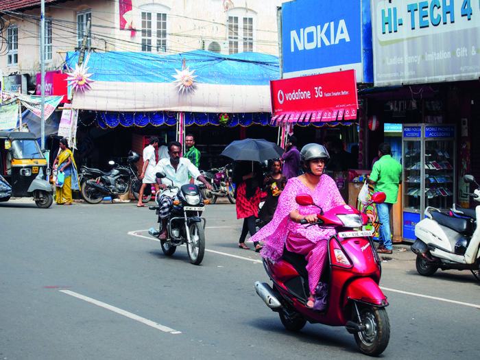 Nokia gör fortsättningsvis stora affärer i Indien i form av telefonnät, men då det gäller konsumentprodukter plockas skyltarna ner.