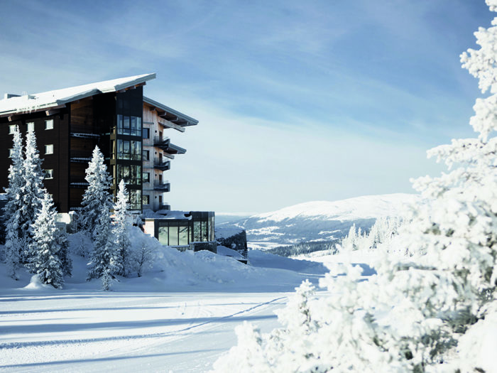 Skidbacken på gården. Copperhill Mountain Lodge i Björnen har lägenheter, spa och restauranger.