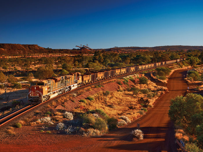 Ödemarkståg. Malmtåget från BHP Billiton gruvor i nordvästra Australien går genom oländig terräng och under gassande sol. Foto: BHP Billiton