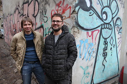 Avgrundsdjup skillnad. Det bistra ryska företagsklimatet har lockat spelentreprenörer som Sergei Klimov (till höger) och Alexey Davidov att göra sorti till Vilnius. De gillar den lite ruffiga och hemtrevliga stämningen på stadens bakgårdar, som här intill det egna kontoret.