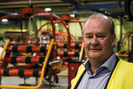 För när och fjärran. ”Vi levererar våra lantbruksmaskiner till 25 länder över hela världen men siktar mot att antalet är 45 om fem år”, konstaterar Pedersöreföretaget Elhos vd Sigge Forsman. I bakgrunden inplastare på väg till Sydkorea som är ett av företagets största enskilda marknadsområden.