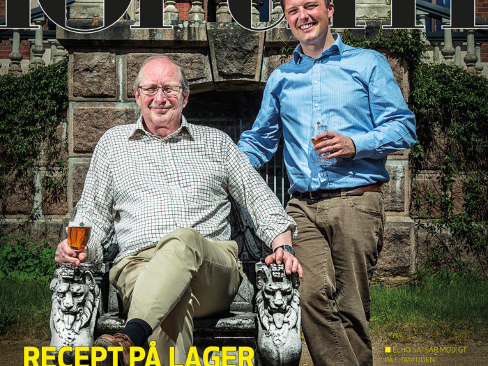 Skål. Henrik Creutz (till vänster) tog för två år sedan över Malmgård efter sin far Johan, som ännu är med i verksamheten och agerar värd för slottsguideturerna. frånvaro av stråförstärkande kemikalier utan vilka modern råg mejas ner av första bästa regn, konstaterar Johan och Henrik Creutz.
