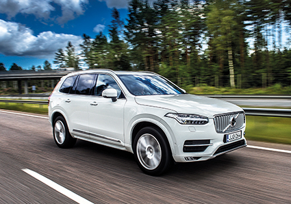 Nya Volvo XC90. Fast många kvinnor indikerar att de inte bryr sig om bilar, log förbipasserande flickor oväntat glatt då man gled fram i den här bilen.