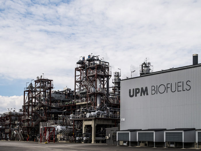 50 kilometer rör. UPM:s biobränslefabrik ser ut som vilket oljeraffinaderi som helst men gör dieseln av förnybar råvara.