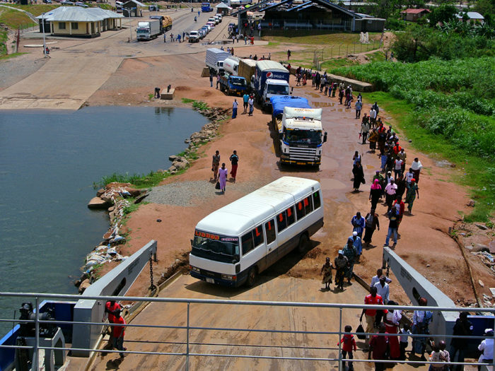 MALARIA. Myggor förökas där det finns vatten. Malariaparasiten sprids genom att myggan sticker en malariasjuk människa och får i sig organismen med blodet. Kombinationen myggor och människor är det som sprider smittan. Bilden från staden Mwanza i Tanzania.