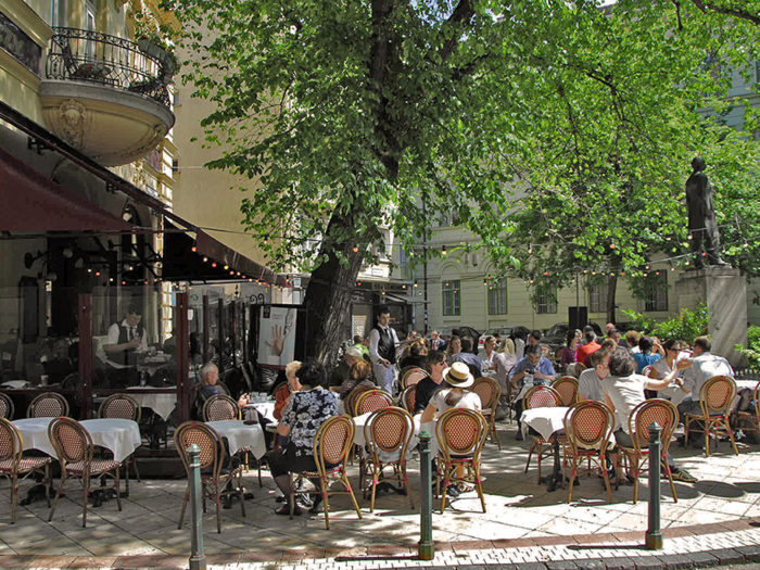 Uteservering. Charmiga och stillsamma Hotel Gerloczy ligger i kärncentrum av Budapest.
