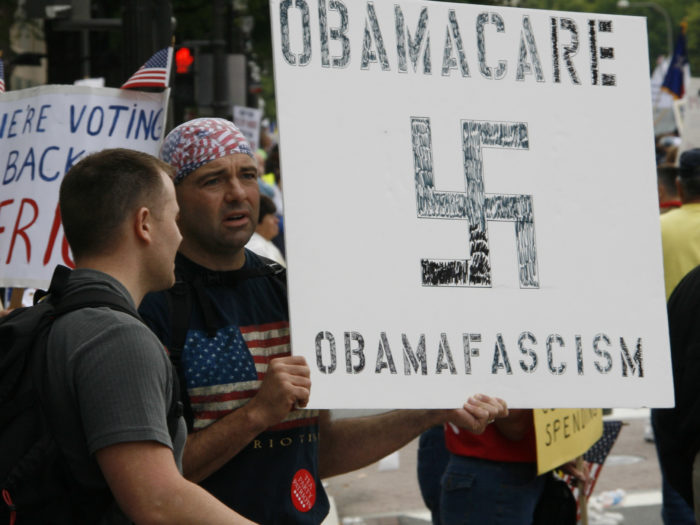 Högerpopulism. Tea party-rörelsen har kritiserats för sin ofta hetsiga och konfliktinriktade retorik. Här en demonstrant som likställer hälsovårdsreformen Obamacare med nazism och fascism.
