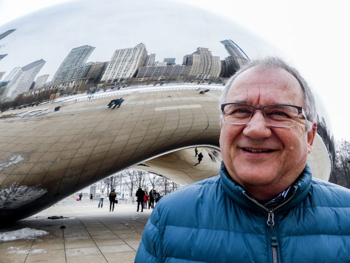 På kartan. Trots sina 10 miljoner invånare, höga utbildningsnivå och goda infrastruktur har Mellanvästern i USA länge varit underskattat bland finska företag, observerar honorärkonsul Olavi Göös invid det speglande konstverketThe Bean, som i sin helhet gjorts av finländskt stål.