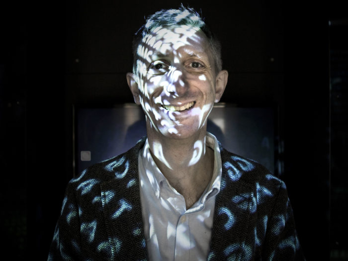 Nick Goldman.Han konverterade digitala ettor och nollor till DNA-molekylens byggstenar: 
a, t, g och c.