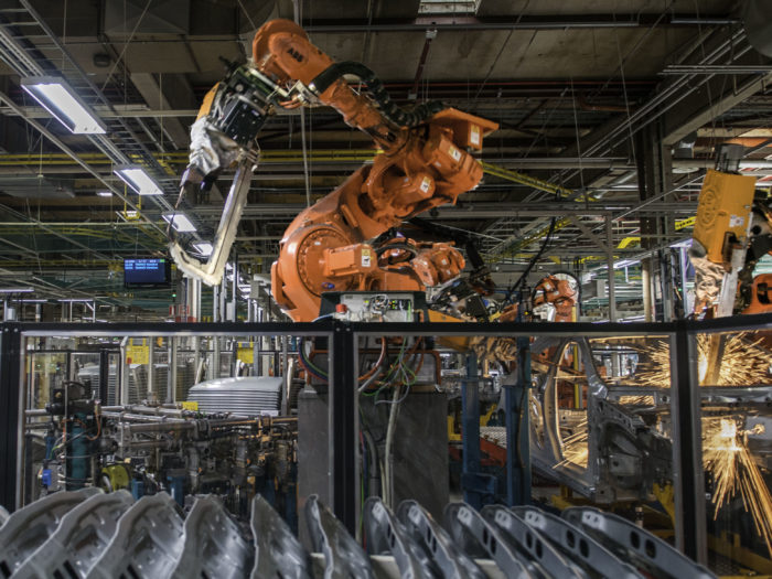 Robot ger jobb. Valmet Automotives bilfabrik i Nystad skulle inte ge jobb åt över 1 000 personer utan avancerade robotar som tar hand om tunga och repetitiva precisionsarbeten. Foto: Bo Ingves