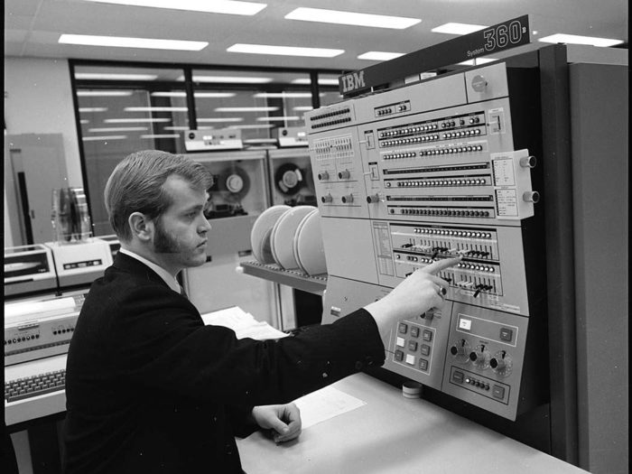 Anno dazumal. De stora framstegens tid är förbi och tillväxten bromsar in, menar teknikpessimisterna. De tekniktroende anser att den digitala teknikens effekter förblir osynliga inom traditionell statistik. På bilden maskinrummet i en oidentifierad bank från 1960-talet. Foto: Toronto Archives