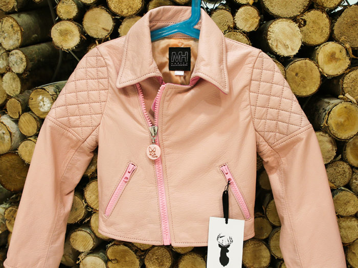 Pretty in pink. Bedårande liten rosa läderjacka av hjortskinn för barn.