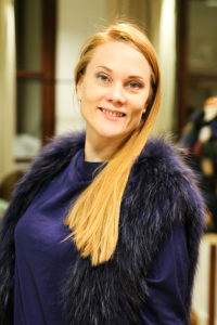 Designer Marita Huurinainen i väst av färgad mårdhund.