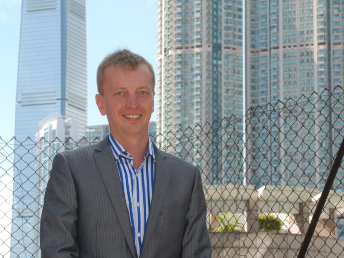 Skyhögt. Från sin takterrass ser Ville Majanen bland annat Hongkongs högsta skyskrapa, ICC. De rekordartat höga hyrorna kväver många småföretagares drömmar i sin linda, men i det avseendet har han haft tur.