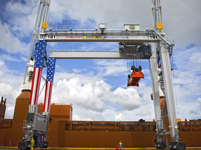 Stars and stripes. I augusti tog Port of Savannah, Georgia, i bruk Konecranes tusende RTG-lyftkran. För att fira tillfället målades kranen i Stjärnbanerets färger. Garden City-containerterminalen, den livligaste i USA, har använt RTG-kranar, världens första containerkran utan hydraulik, sedan 1995. Foto: Konecranes