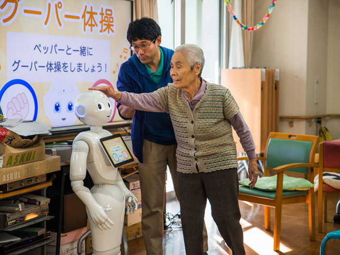 Gympapass.  Passet på äldreboendet Silver Wing i Tokyo leds av roboten Pepper.