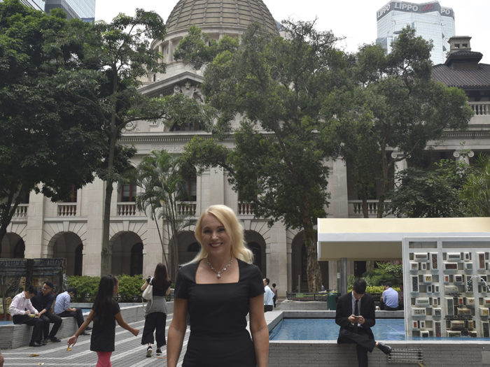 Oberoende. Innovationskonsuln Sari Arho Havrén har en två decennier lång erfarenhet av det kinesiska näringslivet. Byggnaden i bakgrunden inhyser Hongkongs högsta domstol som till skillnad från motsvarigheten i Peking är obunden och väl ansedd.