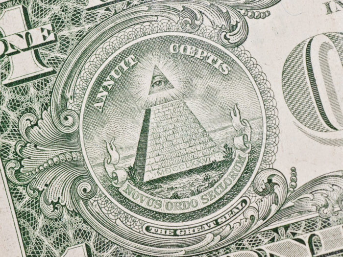 Feltolkning. Pyramiden med det allseende ögat på den amerikanska endollarsedeln sägs vara frimurarnas eller Illuminatis symbol. Egentligen betyder Novus Ordo Seclorum ”nya ordningens tidsålder”, inte en ny världsordning (som skulle skrivas ”Novus Ordo Mundi”).