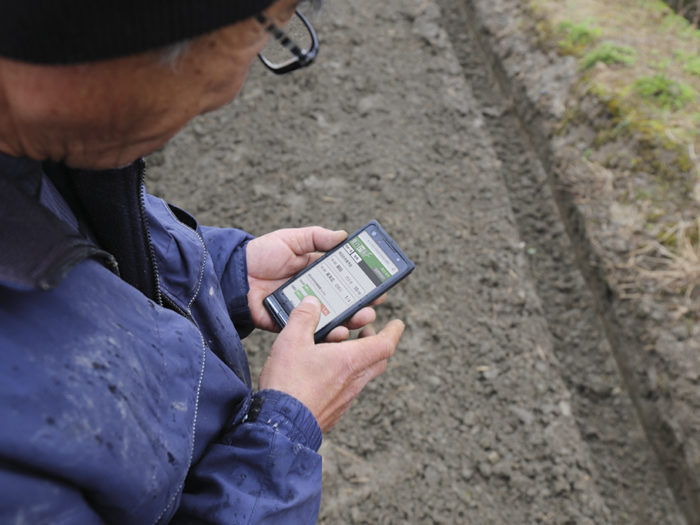 Skörd i realtid. Med hjälp av en app i mobilen kan bonden hålla noggrann koll på hur arbetet fortskrider. Han får också uppdateringar i realtid över väder, vind och materialanvändning samt prognos för skörden.