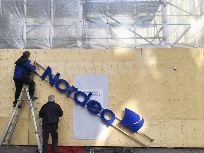 Plockar ner skylten. Nordea säger ’tack och hej då Stockholm’, lämnar symboliskt det nyrenoverade kontoret vid Kungsträdgården och flyttar huvudsätet till Vallgård i Helsingfors. Foto: Mostphotos