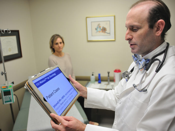 Smartare vård genom data? IBM:s förhoppning är att Watson kan hjälpa läkare att utveckla, observera och finjustera behandlingsplaner, matcha patienter med kliniska prövningar och känna igen biverkningar som kan uppstå under vården. Foto: Thomas Shea/Feature Photo Service for IBM