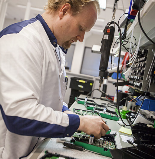 Kalibrering. Beamex satsar fortfarande på hårdvara, även om mjukvara och tjänster är de som växer mest. Kraven på spårbarhet inom livsmedel och läkemedel har blivit allt striktare och stimulerat marknaden för kalibrering. Foto: Beamex