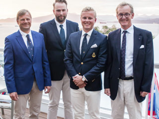 Blåvitt. Finländsk representation i korrekt dresscode på Closing Ceremony på VM i Vancouver. Från vänster: Johan Gärkman (Fridolin), Juuso Loukola (Lulu) Jonas Renlund (Elisabeth X) och Henrik Andersin (Evelina).