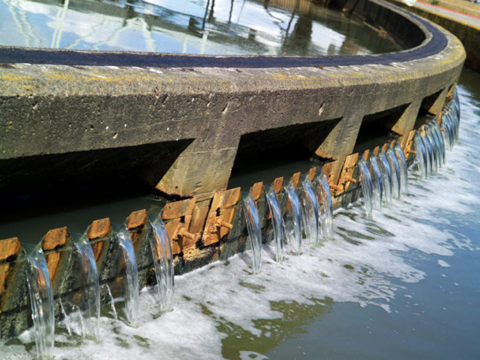 Cocktail. Många läkemedel stoppas inte i reningsverken utan hamnar i våra vattendrag. Där finns det risk att substanserna samverkar med andra kemikalier, vilket har okända effekter. Foto: Tekniska verken