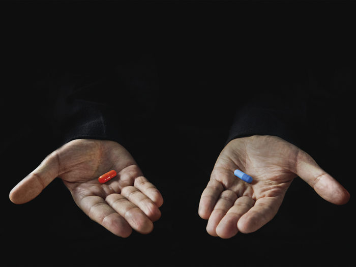 Mikromedicin. Snart kan det vara lika lätt att svälja elektroniska piller, drivna av mikrobatterier, som att sluka godis. Foto: Mostphotos