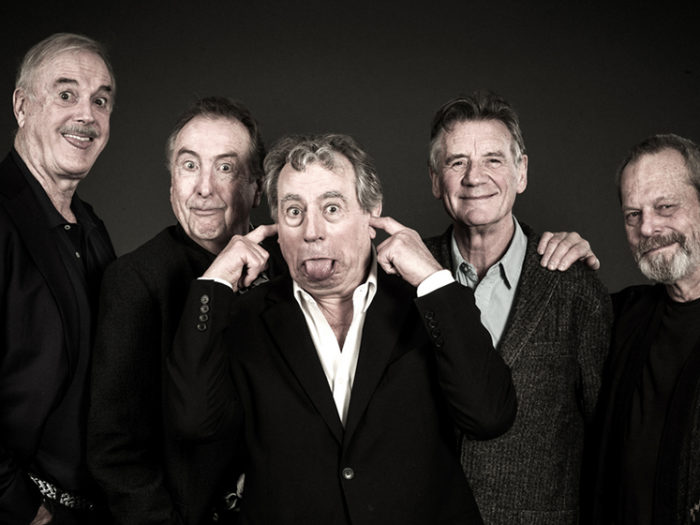 Ett gott skratt. John Cleese (till vänster) vid komikergruppen Monty Pythons avskedsturné 2014. Aktuell forskning visar att det är under den tidiga yrkeskarriären som det avgörs om en person vill arbeta högt upp i ålder eller gå i pension så fort det bara är möjligt.