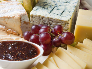 Knepigt. Eftersom ostar kan smaka väldigt olika är det klokt att välja några ostar i samma smakkategori för att matcha vinet.