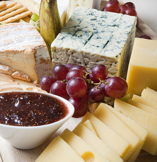 Knepigt. Eftersom ostar kan smaka väldigt olika är det klokt att välja några ostar i samma smakkategori för att matcha vinet.