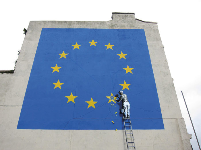 Bluebirds over the white cliffs of Dover? Artisten Banksy har sammanfattat brexit i en väggmålning nära färjeterminalen i Dover. Foto: Flickr