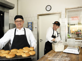 Födda företagare. Kaj Fagerholm och Saul Mäenpää på Friends & Brgrs är två av de sex grundarna, som samtliga är företagare ut i fingerspetsarna och dessutom stora hamburgarkonnässörer.