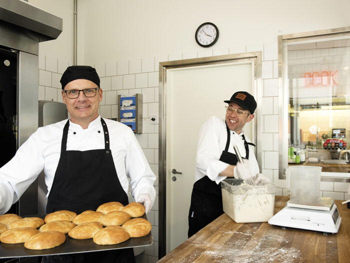 Födda företagare. Kaj Fagerholm och Saul Mäenpää på Friends & Brgrs är två av de sex grundarna, som samtliga är företagare ut i fingerspetsarna och dessutom stora hamburgarkonnässörer.