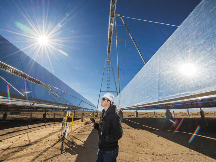 Kombinerar teknik. I ett projekt från 2014 kombineras spetsteknologier: speglarna fokuserar solljuset till toppen av strukturen, där salt smälts ner. Den resulterande värmen lagras och används senare då solen inte skiner. Testet sker vid USA:s energidepartements National Solar Thermal Test Facility i Albuquerque, New Mexico. Foto: Sandia Labs/ Randy Montoya