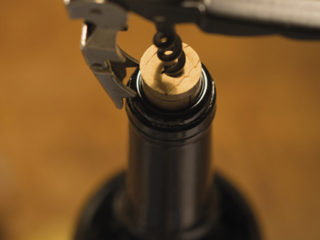 Framsynta finländare. Vindrickare i Finland är praktiskt lagda och har snabbt tagit till sig syntetiska korkar av metall och plast. 40 procent av alla rödviner och 70 procent av alla vitviner som säljs av Alko har syntetisk kork.