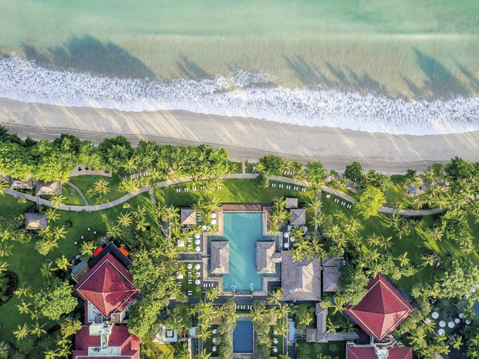 Palmstrand. Intercontinental Bali Resort ligger vid stranden Jimbaran på södra Bali och erbjuder det mesta man kan önska sig på semestern.